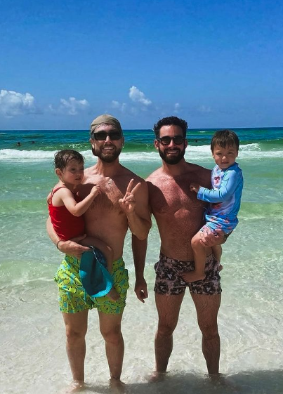 Lance Bass verleiht in bezaubernden Sommerfotos mit der Familie ordentlich Energie